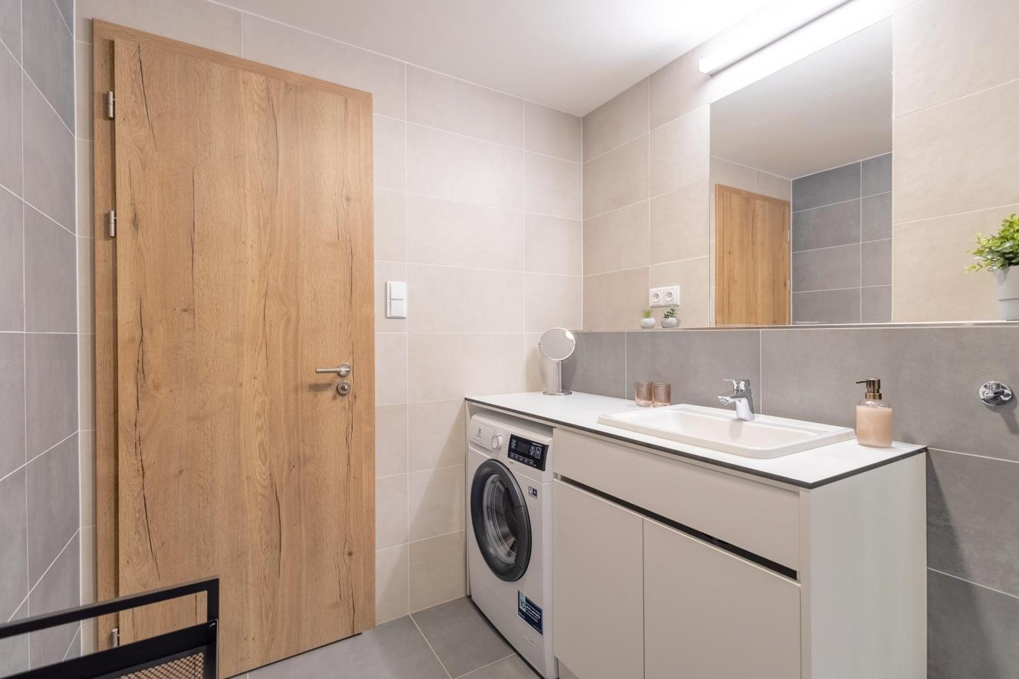 Bright 2Br - 8Th Floor, Balcony, Free Parking - By Gravity Prague Leilighet Eksteriør bilde