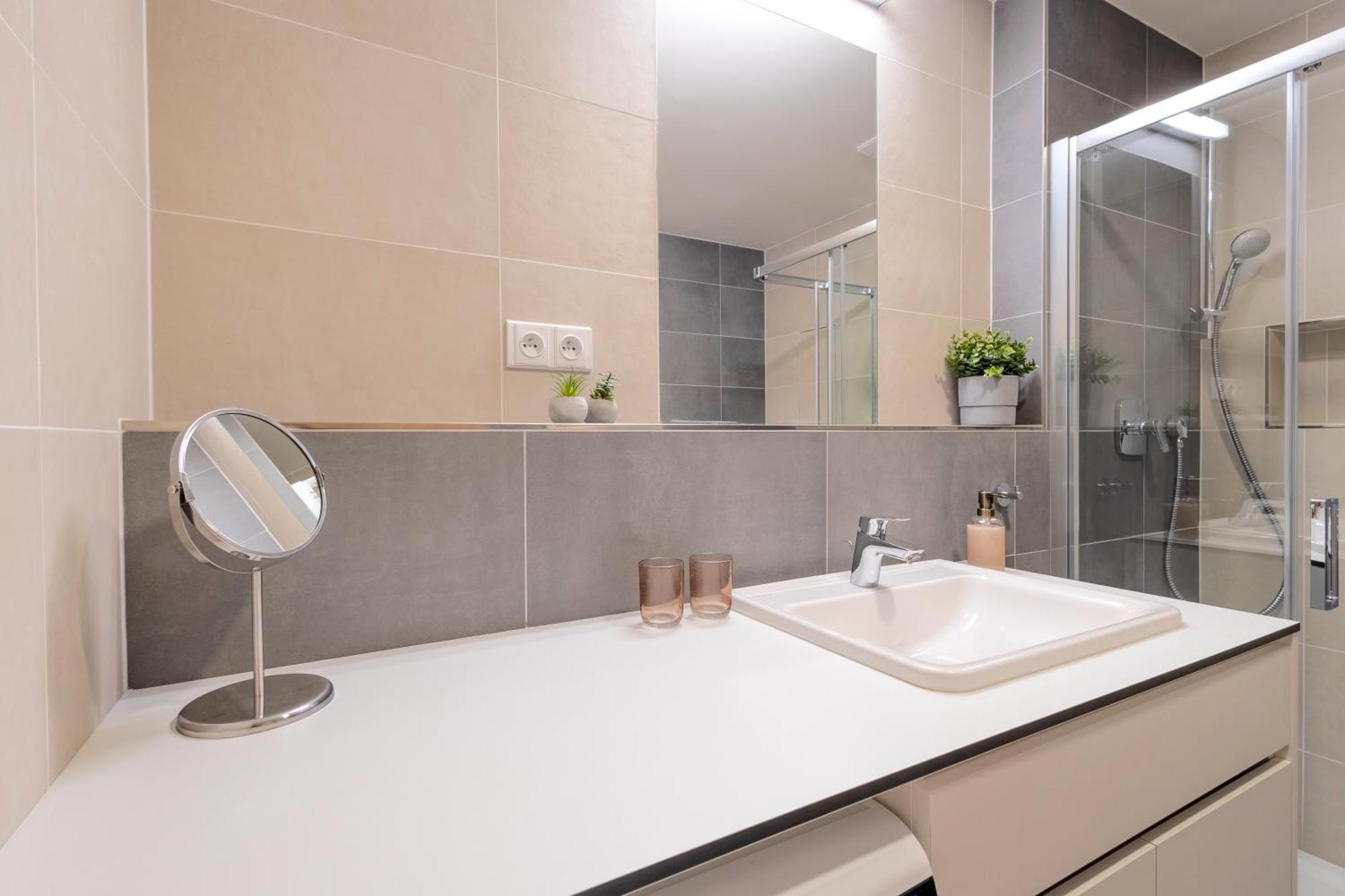 Bright 2Br - 8Th Floor, Balcony, Free Parking - By Gravity Prague Leilighet Eksteriør bilde